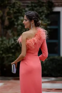 Vestido midi coral asimetrico con escote de plumas para invitadas