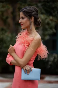 Vestido midi coral asimetrico con escote de plumas para invitadas