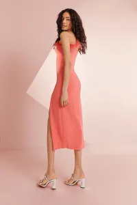 Vestido midi coral asimetrico con escote de plumas para invitadas