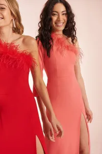 Vestido midi coral asimetrico con escote de plumas para invitadas