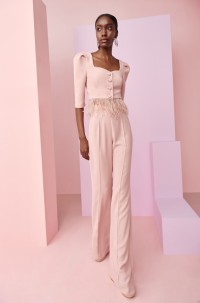 Conjunto de pantalon  y top rosa palo con plumas