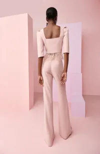 Conjunto de pantalon y top rosa palo con plumas