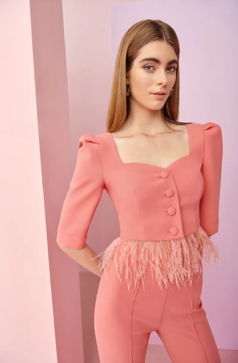 Conjunto de pantalon y top coral con plumas
