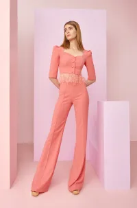 Conjunto de pantalon y top coral con plumas