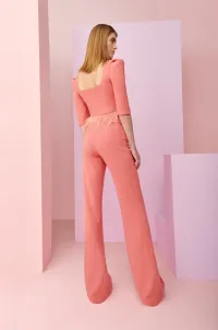 Conjunto de pantalon y top coral con plumas