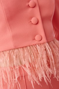Conjunto de pantalon  y top coral con plumas