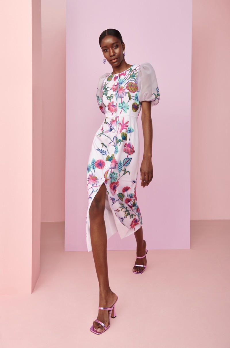 Vestido de invitada en tul bordado con flores con botones forrados