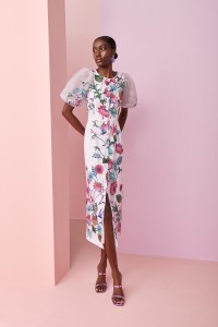 Vestido de invitada en tul bordado con flores con botones forrados