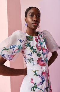 Vestido de invitada en tul bordado con flores con botones forrados