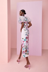 Vestido de invitada en tul bordado con flores con botones forrados