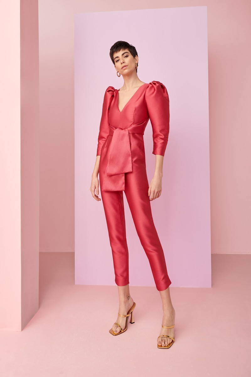 Mono de fiesta con manga abullonada y lazada en jacquard coral