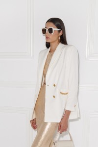 Traje blanco  de algodon con cadena dorada