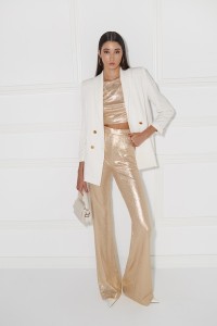 Traje blanco  de algodon con cadena dorada