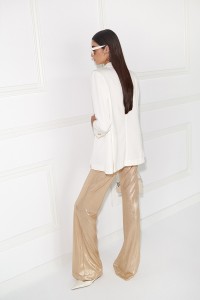 Traje blanco  de algodon con cadena dorada