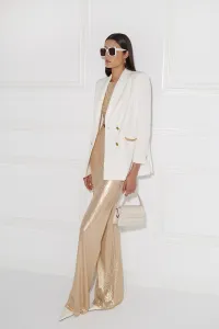 Traje blanco de algodon con cadena dorada