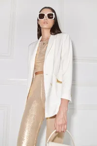 Traje blanco de algodon con cadena dorada