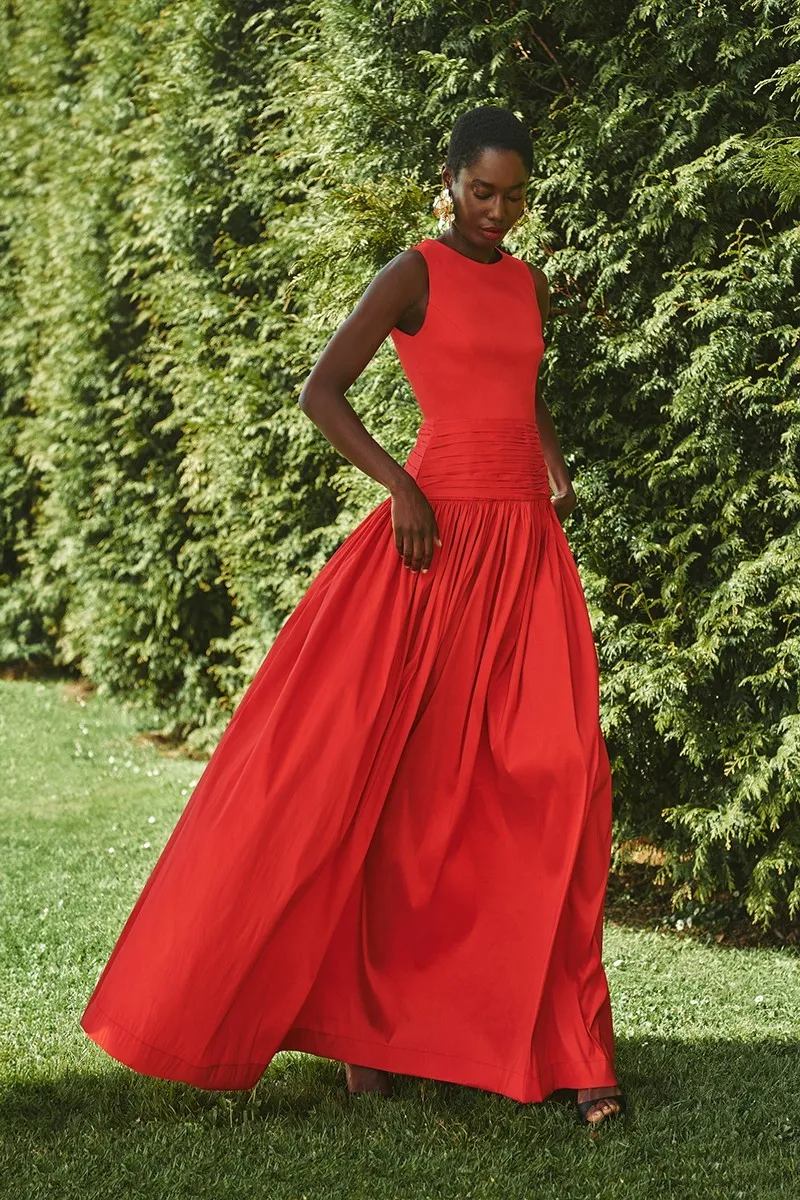 Vestido largo rojo de fiesta para boda con canesú drapeado