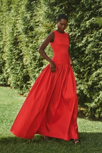 Vestido largo rojo de fiesta para boda con canesú drapeado