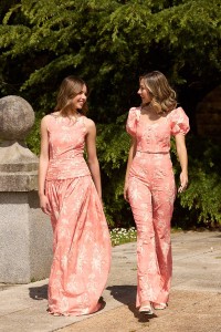 Vestido largo rosa con flores blancas de fiesta para boda con
