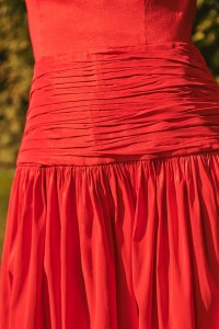 Vestido largo rojo de fiesta para boda con canesú drapeado