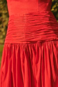 Vestido largo rojo de fiesta para boda con canesú drapeado