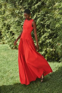 Vestido largo rojo de fiesta para boda con canesú drapeado
