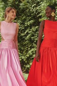 Vestido largo rojo de fiesta para boda con canesú drapeado