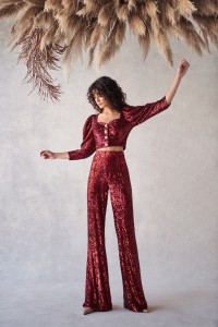 conjunto de top corto con boton joya y manga jamon y pantalon en