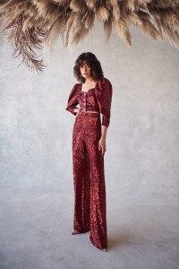 conjunto de top corto con boton joya y manga jamon y pantalon en