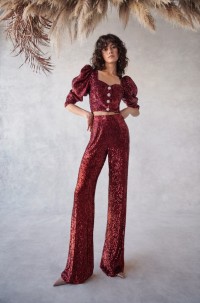 conjunto de top corto con boton joya y manga jamon y pantalon en
