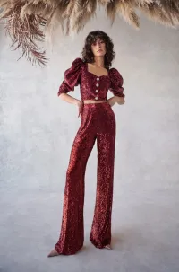 conjunto de top corto con boton joya y manga jamon y pantalon en