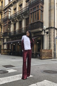 conjunto de top corto con boton joya y manga jamon y pantalon en