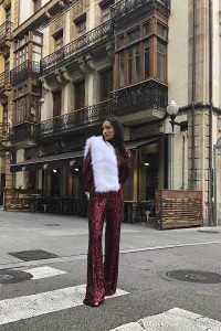 conjunto de top corto con boton joya y manga jamon y pantalon en
