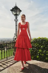 Vestido midi rojo de fiesta para boda con volantes