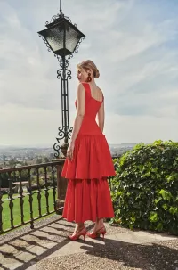 Vestido midi rojo de fiesta para boda con volantes