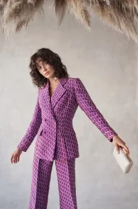 Traje de chaqueta y pantalón confeccionado en jacquard con