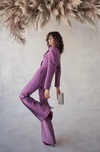 Traje de chaqueta y pantalón confeccionado en jacquard con