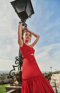 Vestido largo rojo de fiesta para boda con volantes