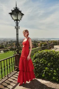 Vestido largo rojo de fiesta para boda con volantes