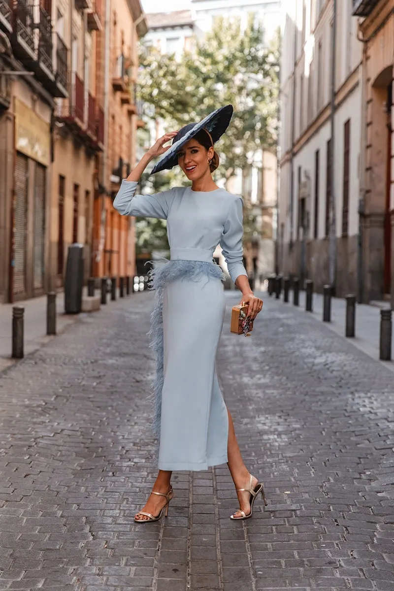 Vestido midi azul con manga larga y pluma en cintura y falda para
