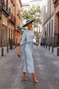 Vestido midi azul con manga larga y pluma en cintura y falda para