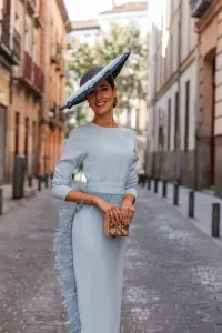 Vestido midi azul con manga larga y pluma en cintura y falda para
