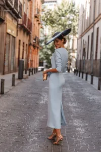 Vestido midi azul con manga larga y pluma en cintura y falda para