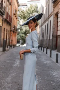Vestido midi azul con manga larga y pluma en cintura y falda para