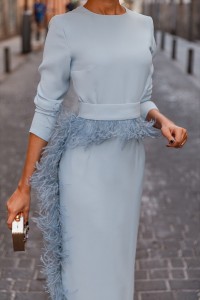 Vestido midi azul con manga larga y pluma en cintura y falda para