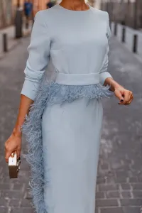 Vestido midi azul con manga larga y pluma en cintura y falda para