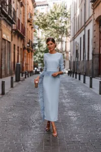Vestido midi azul con manga larga y pluma en cintura y falda para