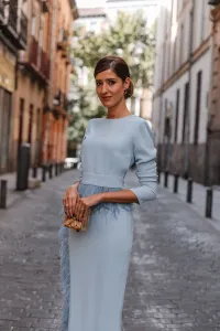 Vestido midi azul con manga larga y pluma en cintura y falda para