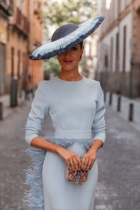 Vestido midi azul con manga larga y pluma en cintura y falda para
