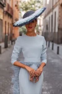 Vestido midi azul con manga larga y pluma en cintura y falda para
